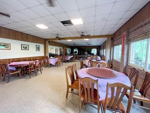 Melayani makan siang dan makan malam 