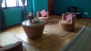 Lobby-lounge