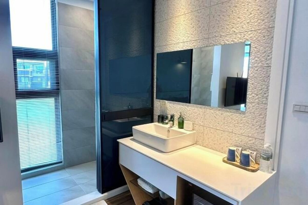 Bathroom | Free toiletries, hair dryer, slippers, bidet