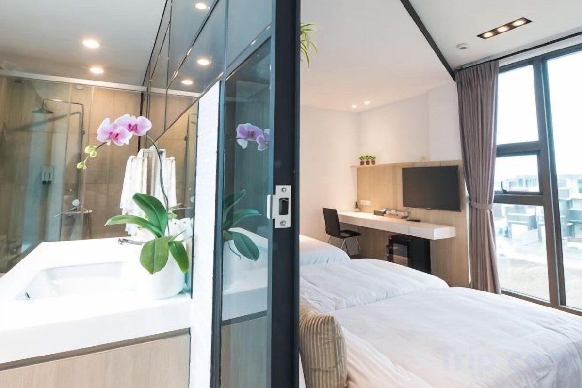 Premium bedding, desk, soundproofing, individually decorated