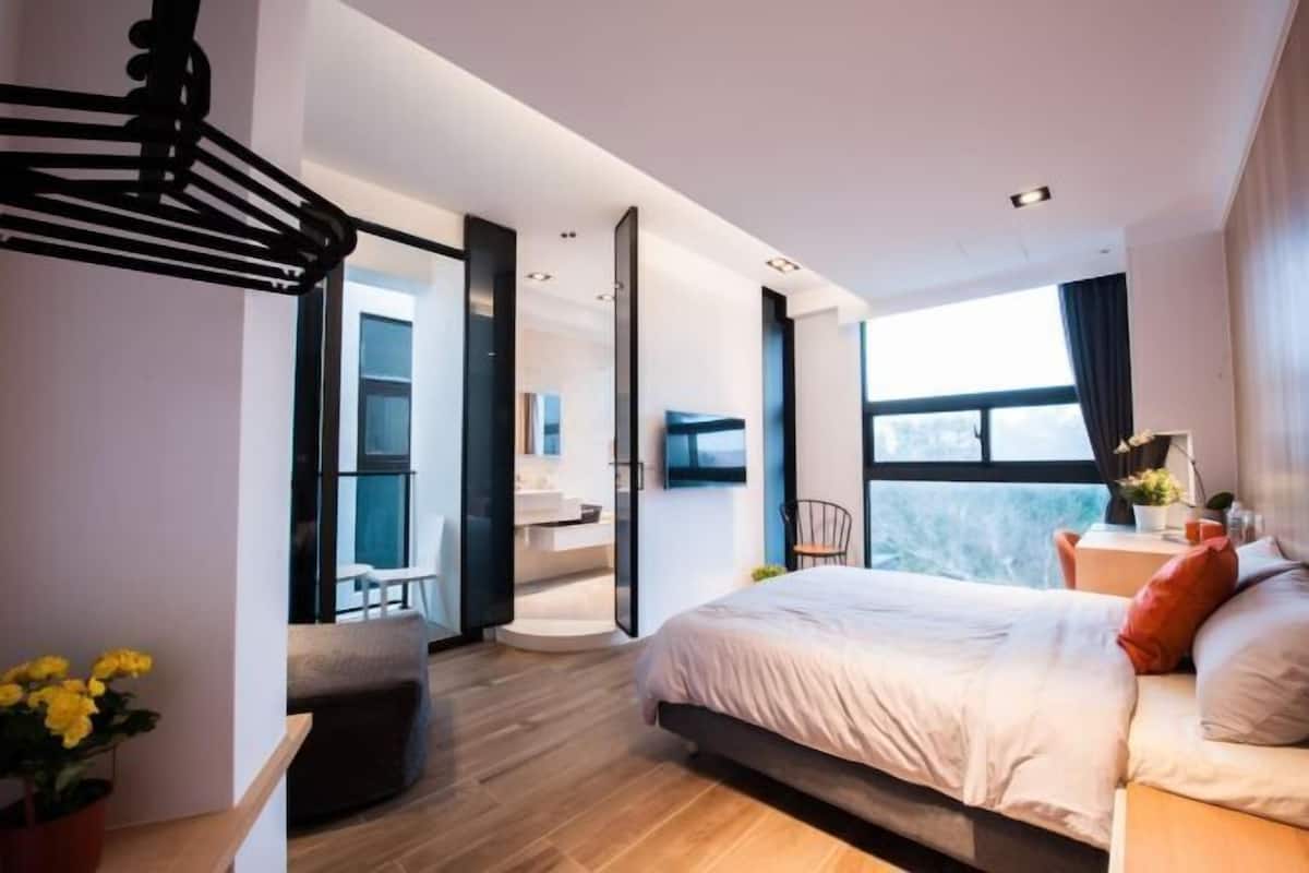 Premium bedding, desk, soundproofing, individually decorated