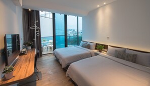 Chambre quadruple majestueuse, 2 lits doubles, balcon | Literie de qualité, décor unique, ameublement unique, bureau
