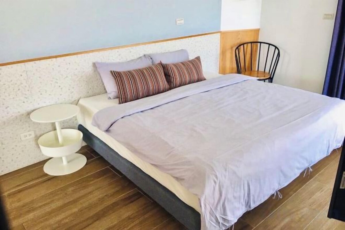 Ropa de cama de alta calidad, escritorio y sistema de insonorización 