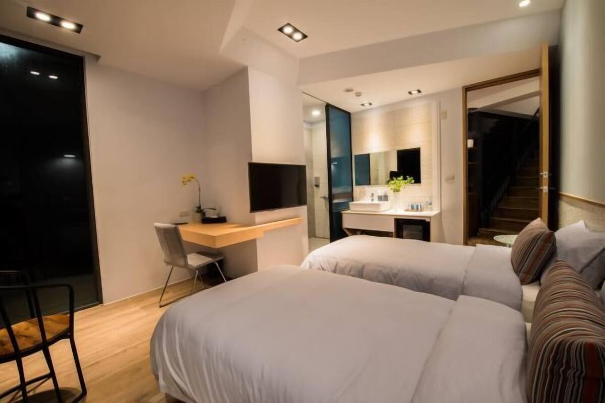 Premium bedding, desk, soundproofing, individually decorated