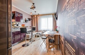 Departamento familiar | Cocina privada | Refrigerador con congelador, microondas, horno y parrilla de estufa