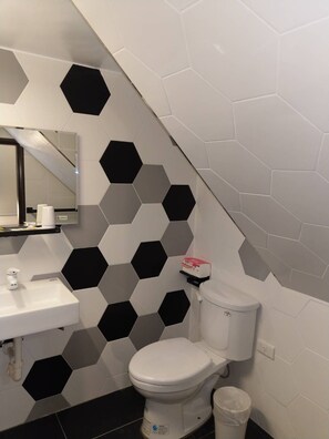 Standard Room | Bathroom | Shower, hair dryer, towels, shampoo - Fun Sun B&B (Magong)