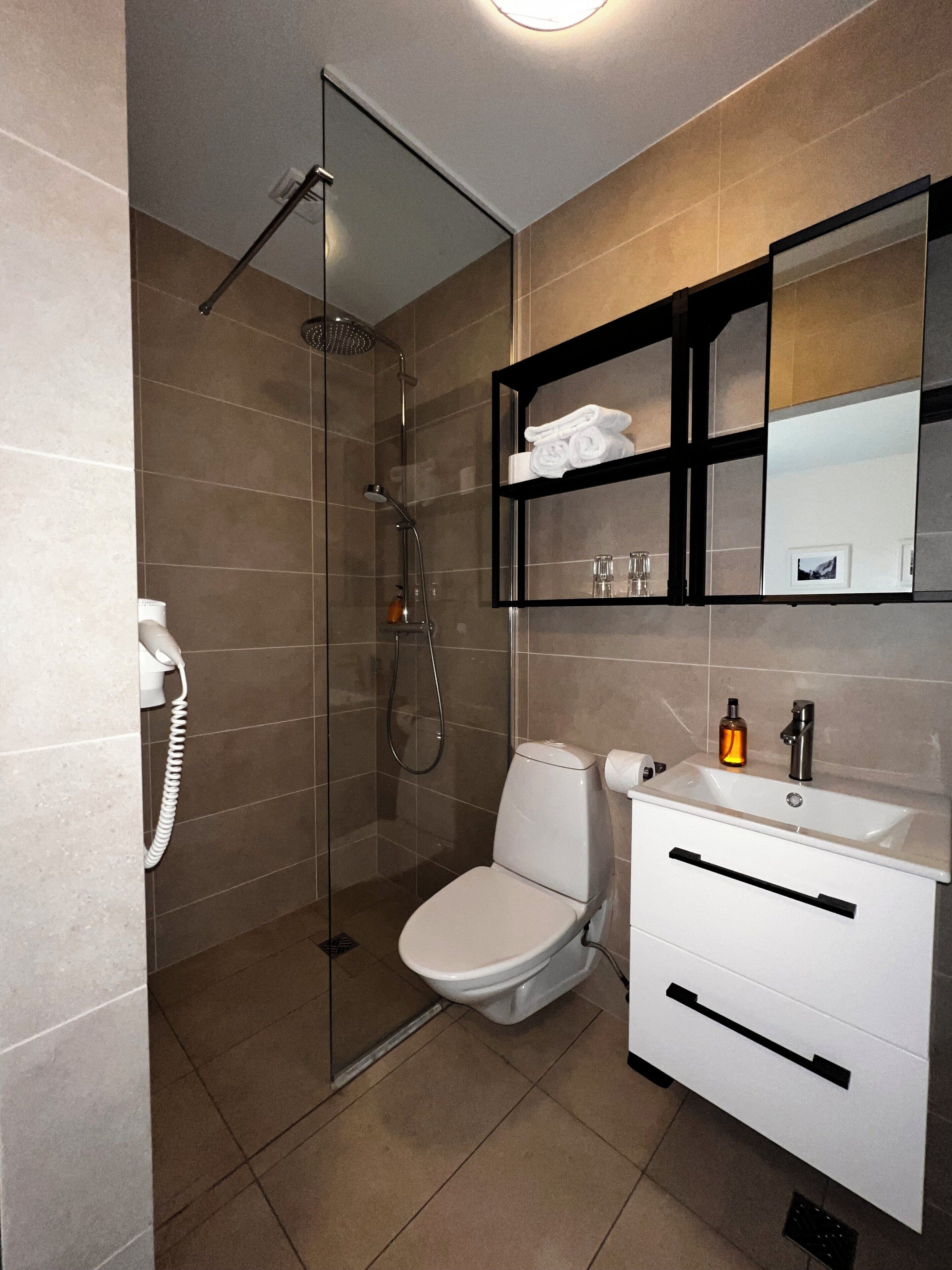 standard double or twin room, private bathroom | bathroom | shower, free toiletries, hair dryer, bathrobes