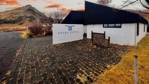 Et moderne hotel med et skilt, der viser 