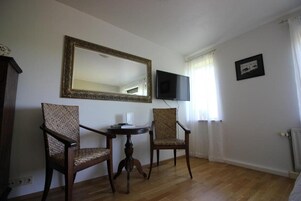 Habitación Deluxe doble, baño privado, vistas a la montaña | Cortinas opacas, sistema de insonorización, wifi gratis y ropa de cama