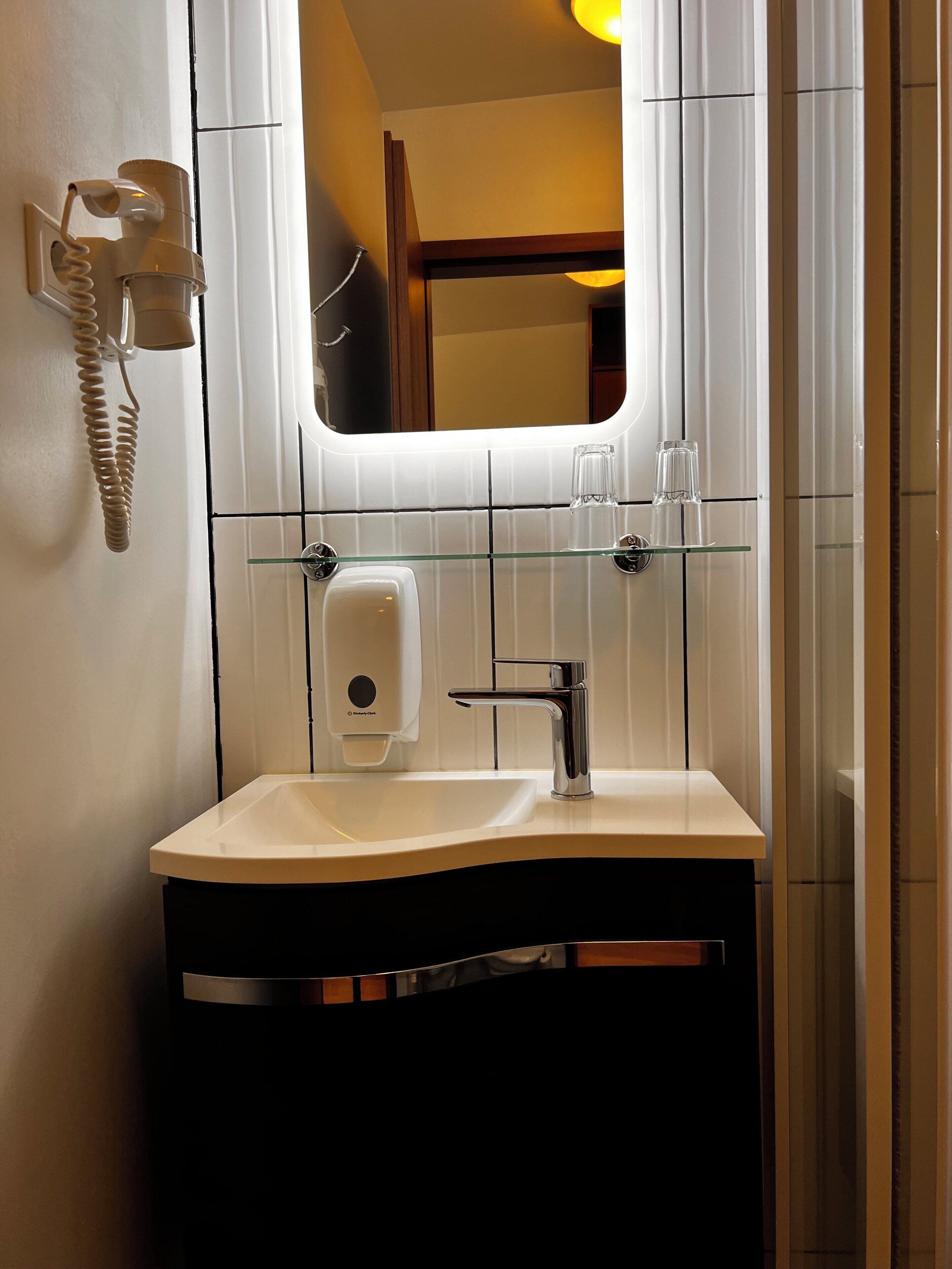deluxe double room, private bathroom, mountain view | bathroom | shower, free toiletries, hair dryer, bathrobes