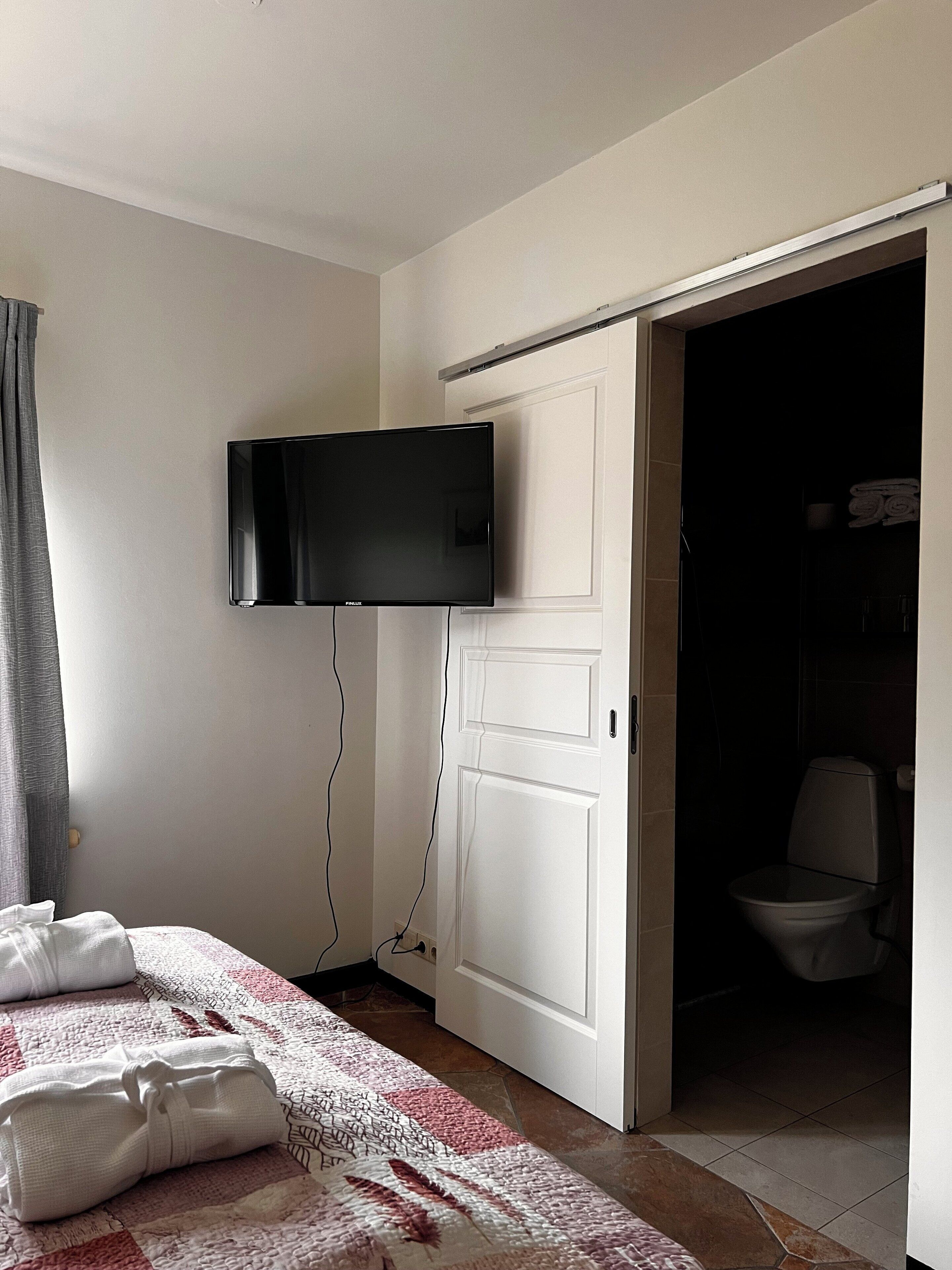 Camera Standard con letto matrimoniale o 2 letti singoli, bagno privato | Tende oscuranti, insonorizzazione, Wi-Fi gratuito, lenzuola