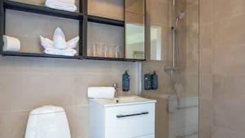 Deluxe Double Room, Private Bathroom, Mountain View | Bathroom | Shower, free toiletries, hair dryer, bathrobes