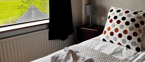 Cortinas blackout, insonorización, wifi gratis y ropa de cama