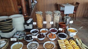 En buffet med forskellige retter og tilbehør.