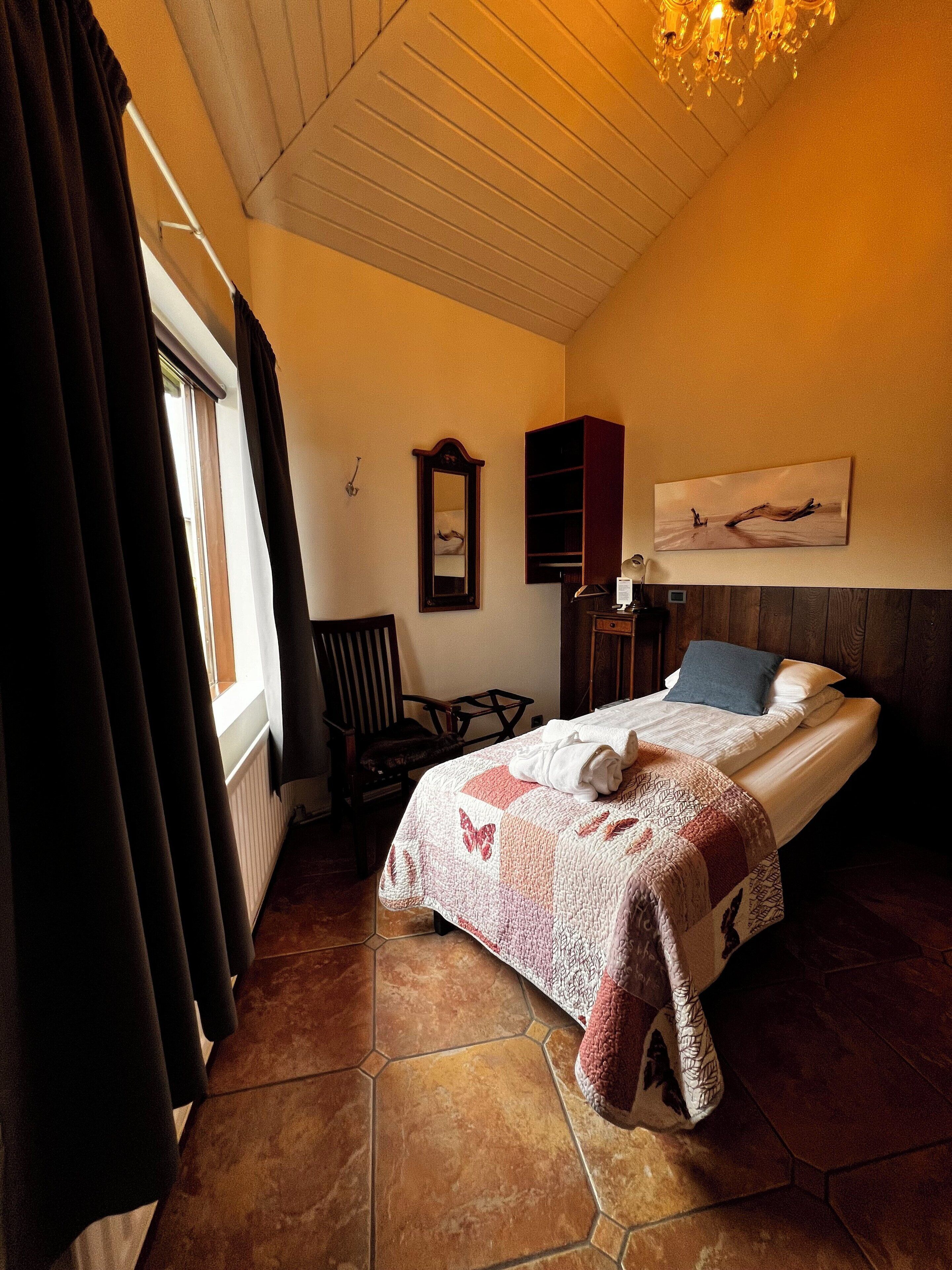 Camera singola, bagno privato | Tende oscuranti, insonorizzazione, Wi-Fi gratuito, lenzuola