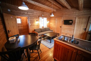 传统小屋, 2 间卧室 | 起居区 | 平板电视、壁炉、乒乓球