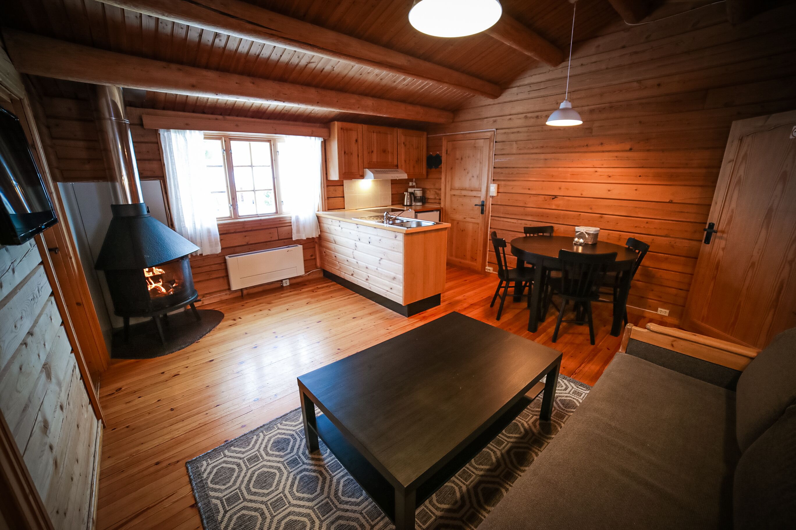 Tradisjonell hytte, 2 soverom | Oppholdsområde | Flatskjerm-TV, peis og bordtennis