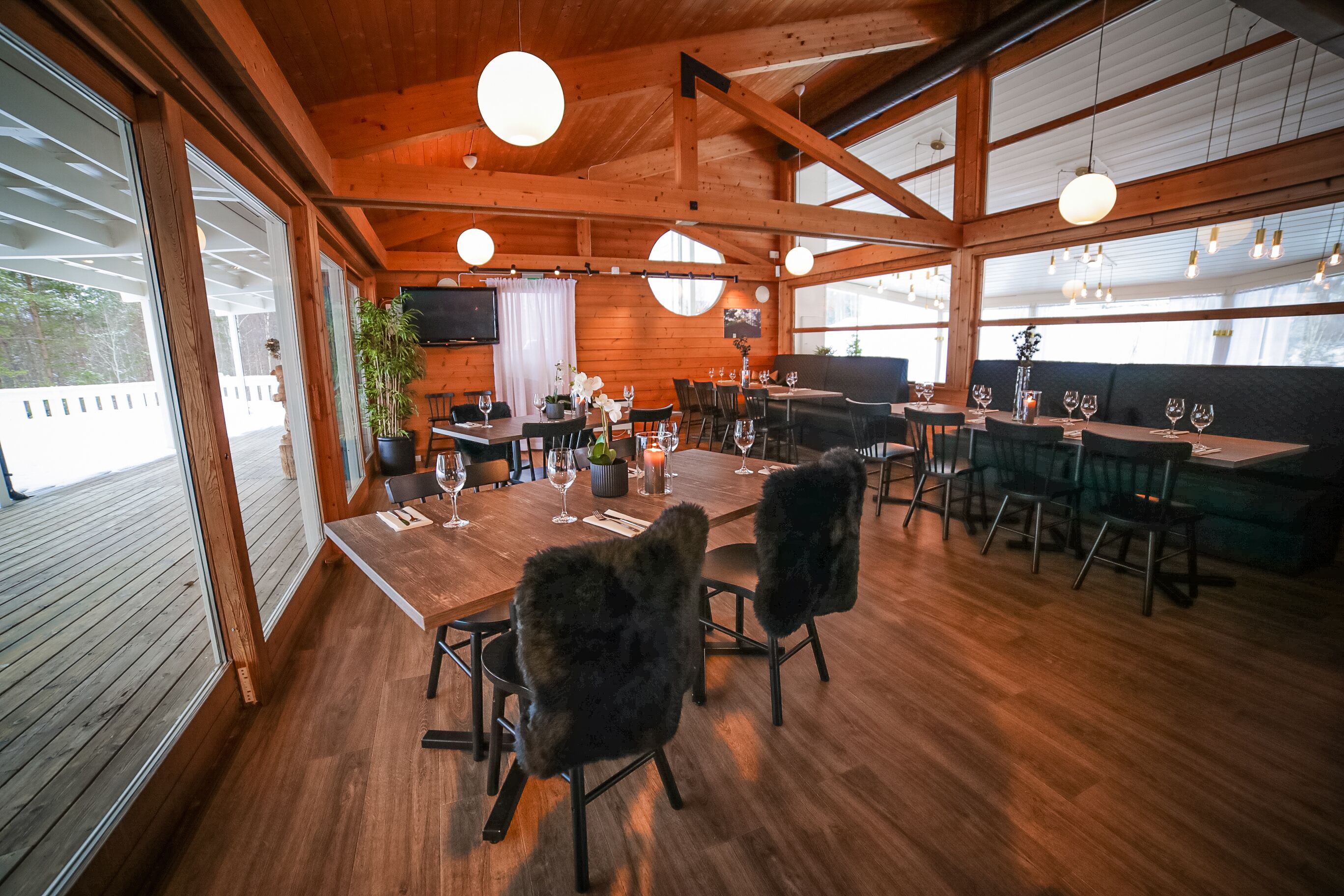 Breakfast, lunch, dinner served; local and international cuisine 