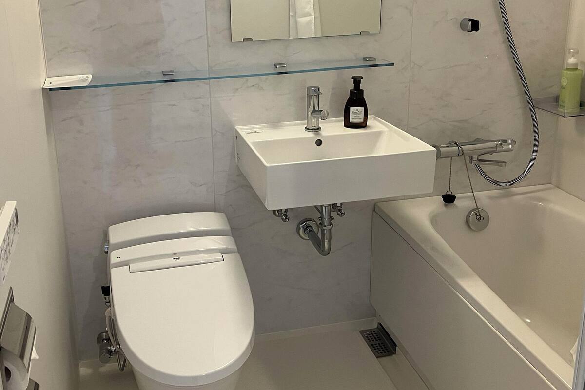 Un baño moderno con inodoro, lavabo y bañera.