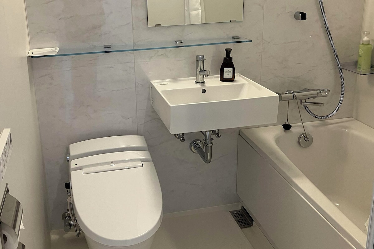 Non-Smoking Single Room (with Unit Bath) | Bathroom | Slippers, bidet, towels
