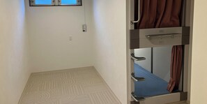 Dormitorio compartido, solo para mujeres, no fumadores (Capsule room for women only) | Wifi gratis y ropa de cama