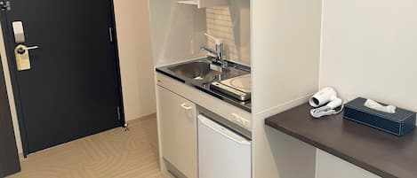 Chambre avec lits jumeaux, 2 lits une place, non-fumeurs (with Unit Bath) | Coin cuisine privé | Micro-ondes dans l'espace commun