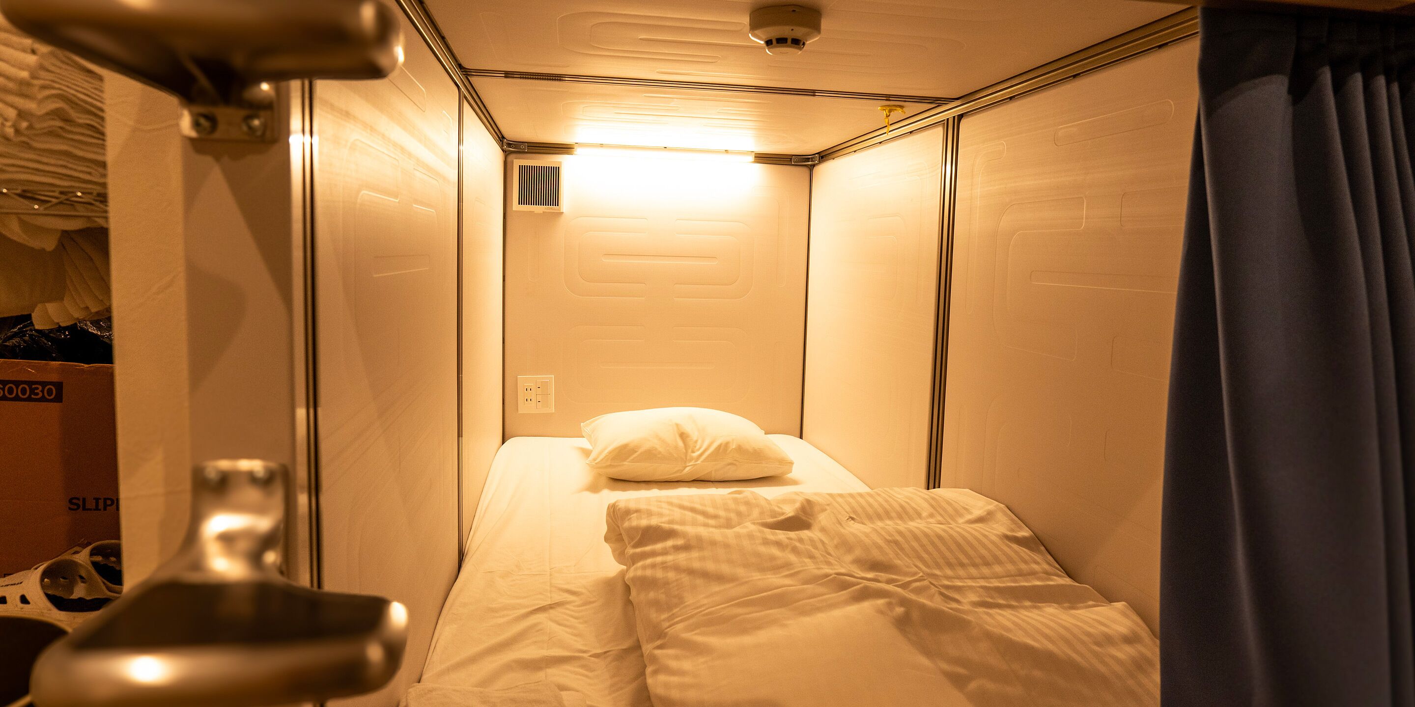 Capsule room for men only (Non-Smoking) | Free WiFi, bed sheets