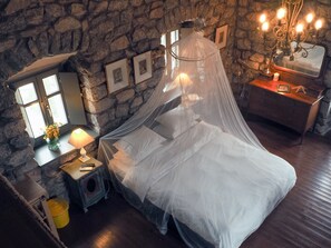 2 bedrooms, Egyptian cotton sheets, individually decorated - Tower House Mani (East Mani)