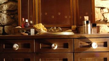 Traditional House, 2 Bedrooms | Bathroom sink