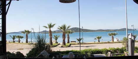 Breakfast, lunch and dinner served