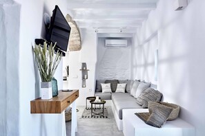 Suite junior, vista al mar | Ropa de cama de alta calidad, camas con efecto memoria y minibar