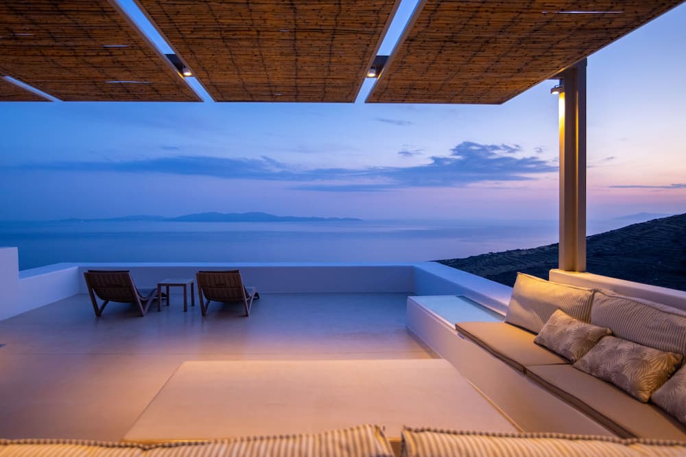 Living Theros Luxury Suites