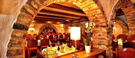 Petit déjeuner, déjeuner et dîner servis sur place