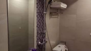 Ducha, artículos de tocador gratuitos, secador de pelo, batas