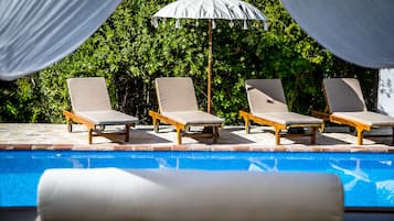 Una piscina al aire libre de temporada