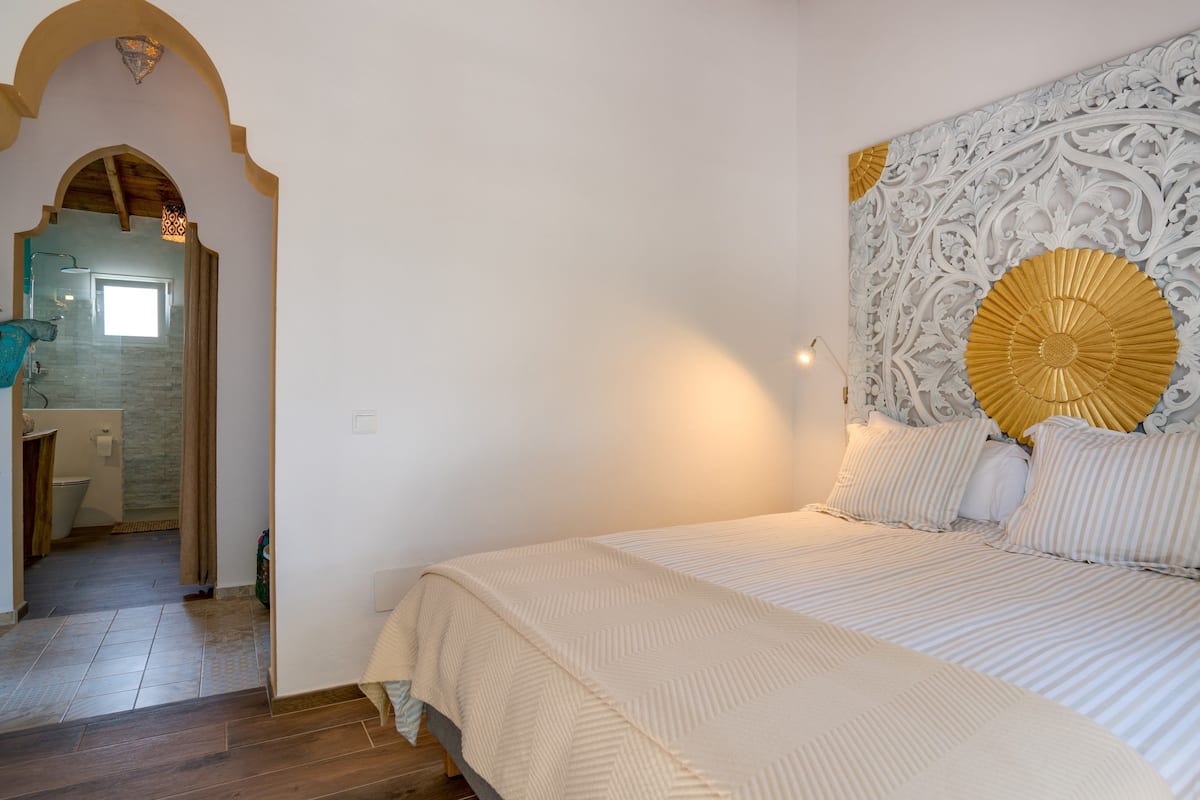 Luxe tweepersoonskamer, 1 queensize bed (Fahala) | Luxe beddengoed, een kluis op de kamer, individueel gedecoreerd