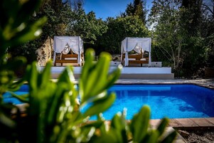 Una piscina al aire libre de temporada