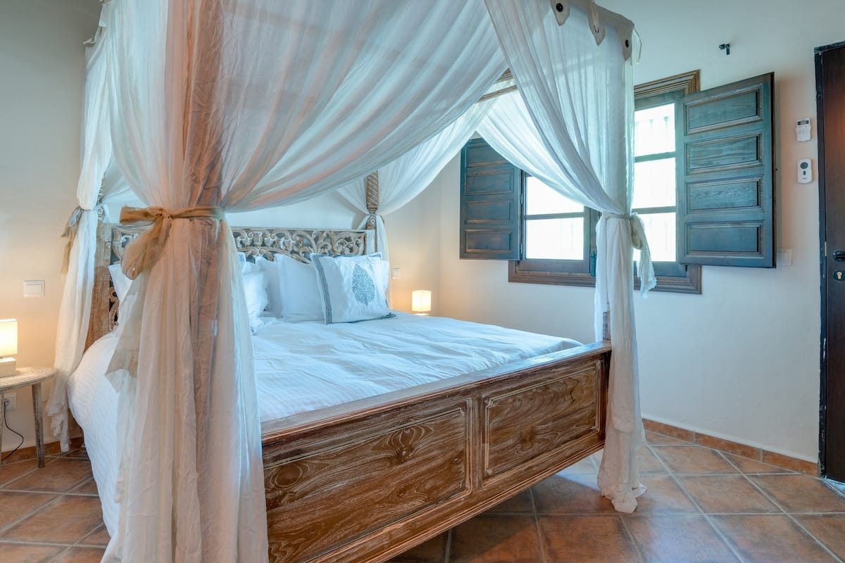 Luxe tweepersoonskamer, 1 kingsize bed (Tanalot) | Luxe beddengoed, een kluis op de kamer, individueel gedecoreerd