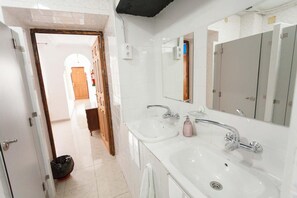 Shower, towels