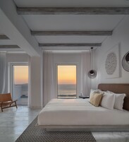 Galaxy 1 Bedroom Pool Suite | Camas com colchões de espuma com sistema de memória, frigobar