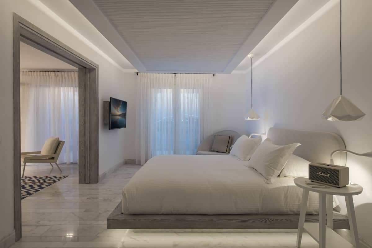4 bilik tidur, busa memori, bar mini, peti besi dalam bilik