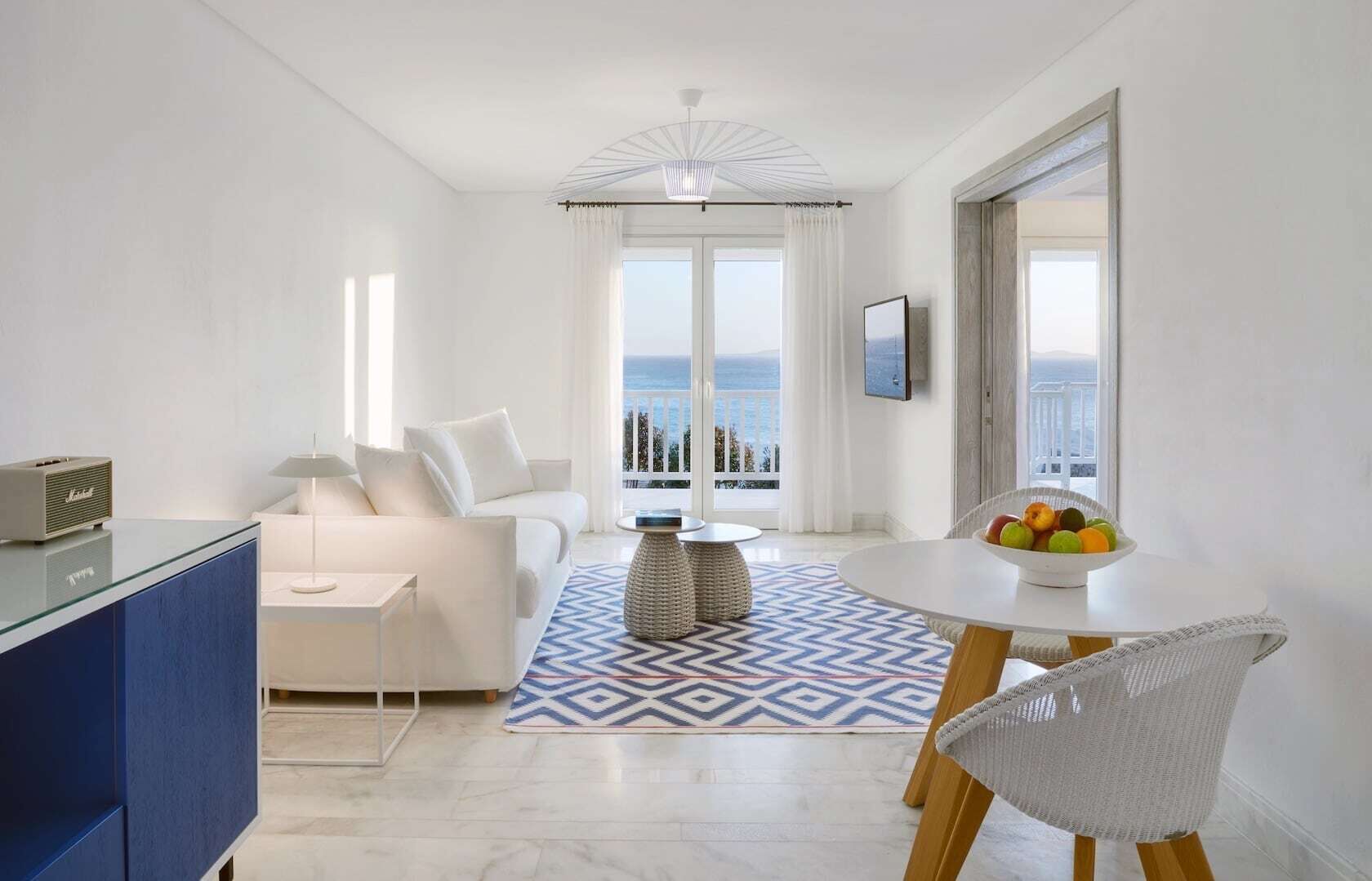 Marina 1 Bedroom Pool Suite | Camas com colchões de espuma com sistema de memória, frigobar