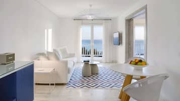 Marina 1 Bedroom Pool Suite | Camas com colchões de espuma com sistema de memória, frigobar