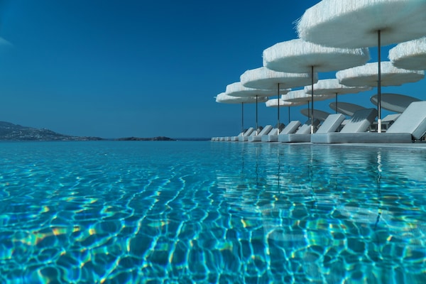 Una piscina techada, una piscina al aire libre de temporada