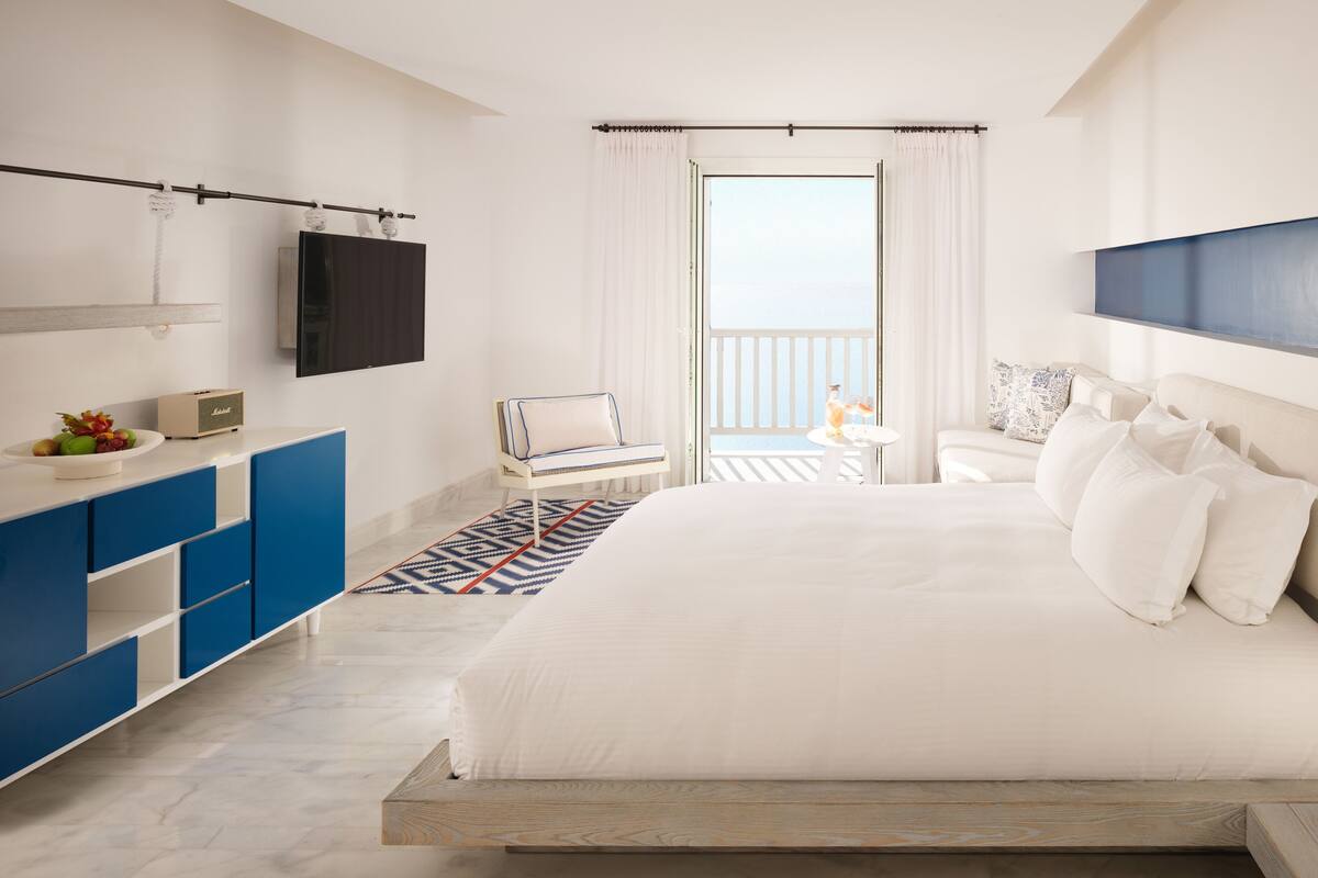 4 bedrooms, memory-foam beds, minibar, in-room safe