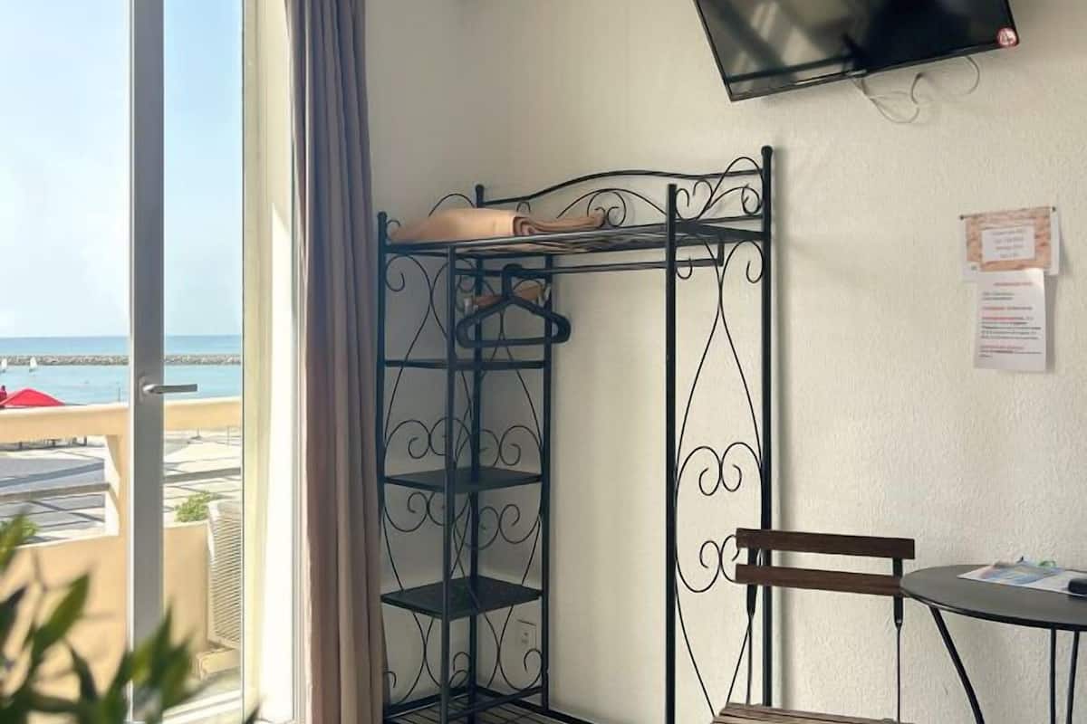 double room, balcony, sea facing | 1 bedroom, individually decorated, individually furnished