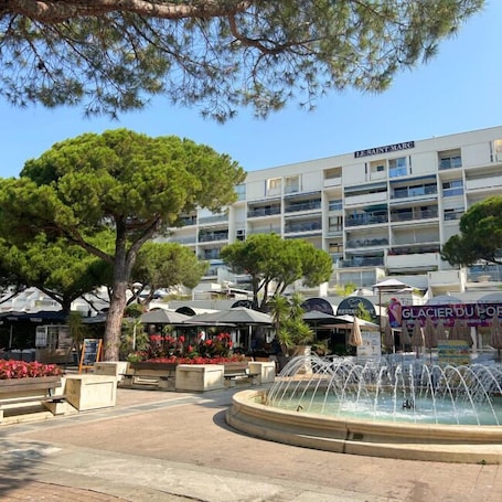 Marina. Hôtel Le Carnon