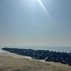 Sulla spiaggia, sabbia bianca