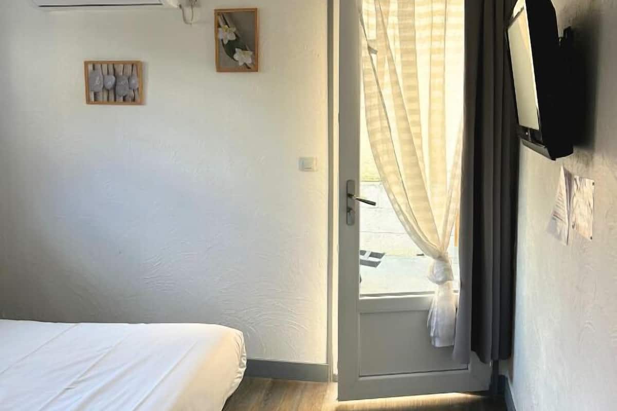 family room | 1 bedroom, individually decorated, individually furnished