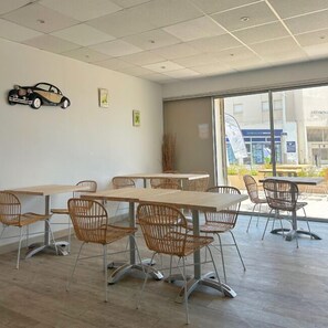 Café da manhã continental todos os dias (EUR 8.2 por pessoa)